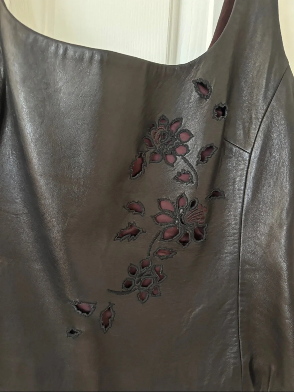 Emanuel: Soft leather vest lined in Burgandy with floral appliqué signature fo - Picture 9 of 9